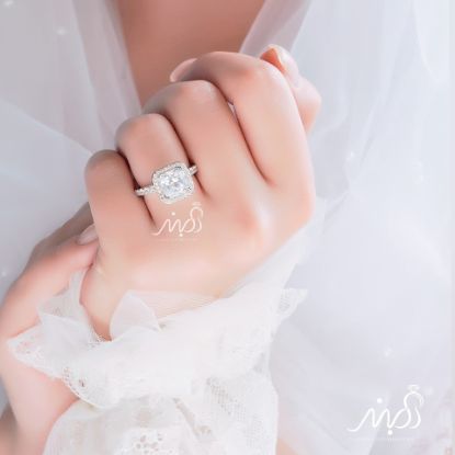 ‌‌💍 انگشتر جواهری سولیتر نگین مربعی ( Princess-cut) ؛ نقره عیار ۹۲۵ با روکش طلا سفید‌‌‌‌‌‌‌ ‌‌ ‌، دور نگین روی رکاب(R_1045)