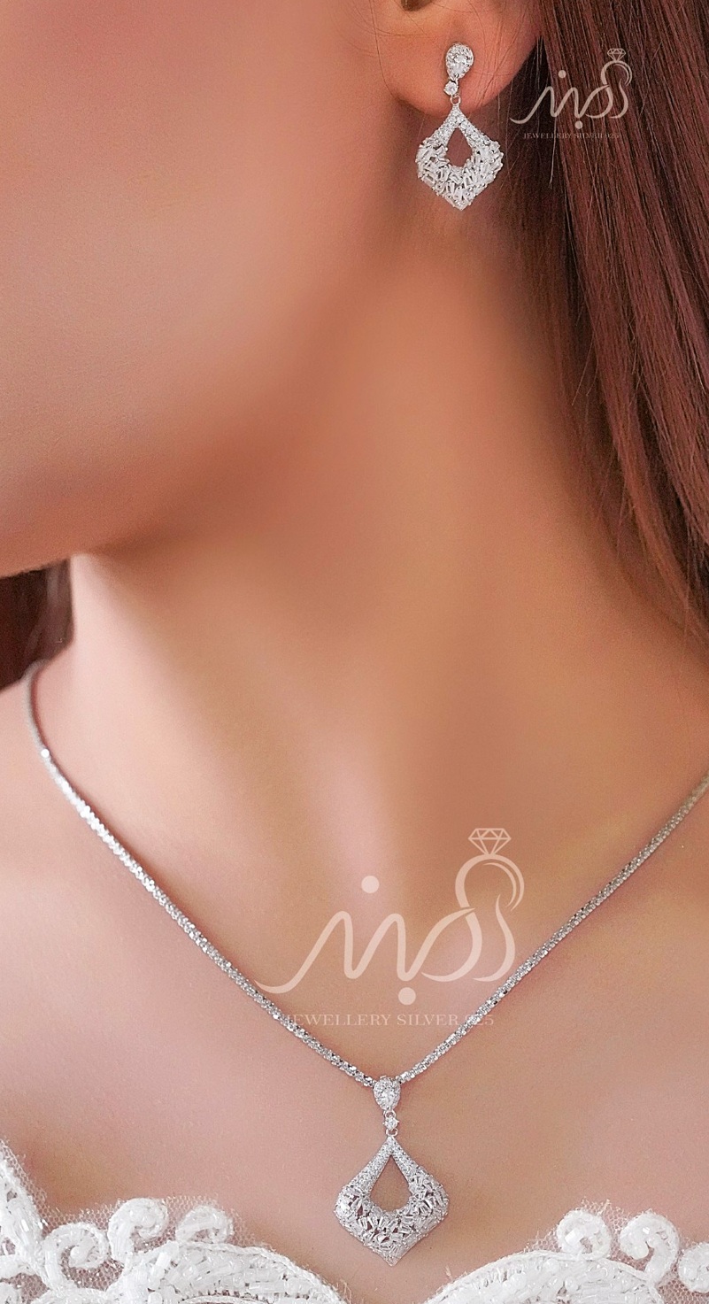 💍نیمست جواهری ظریف با نگین های ناهمگون با طراحی ژورنالی جواهرات به روز ، نگین های زیرکونیا اتریشی ؛ نقره عیار ۹۲۵ با روکش طلا سفید‌‌‌‌‌‌‌ ‌‌	
