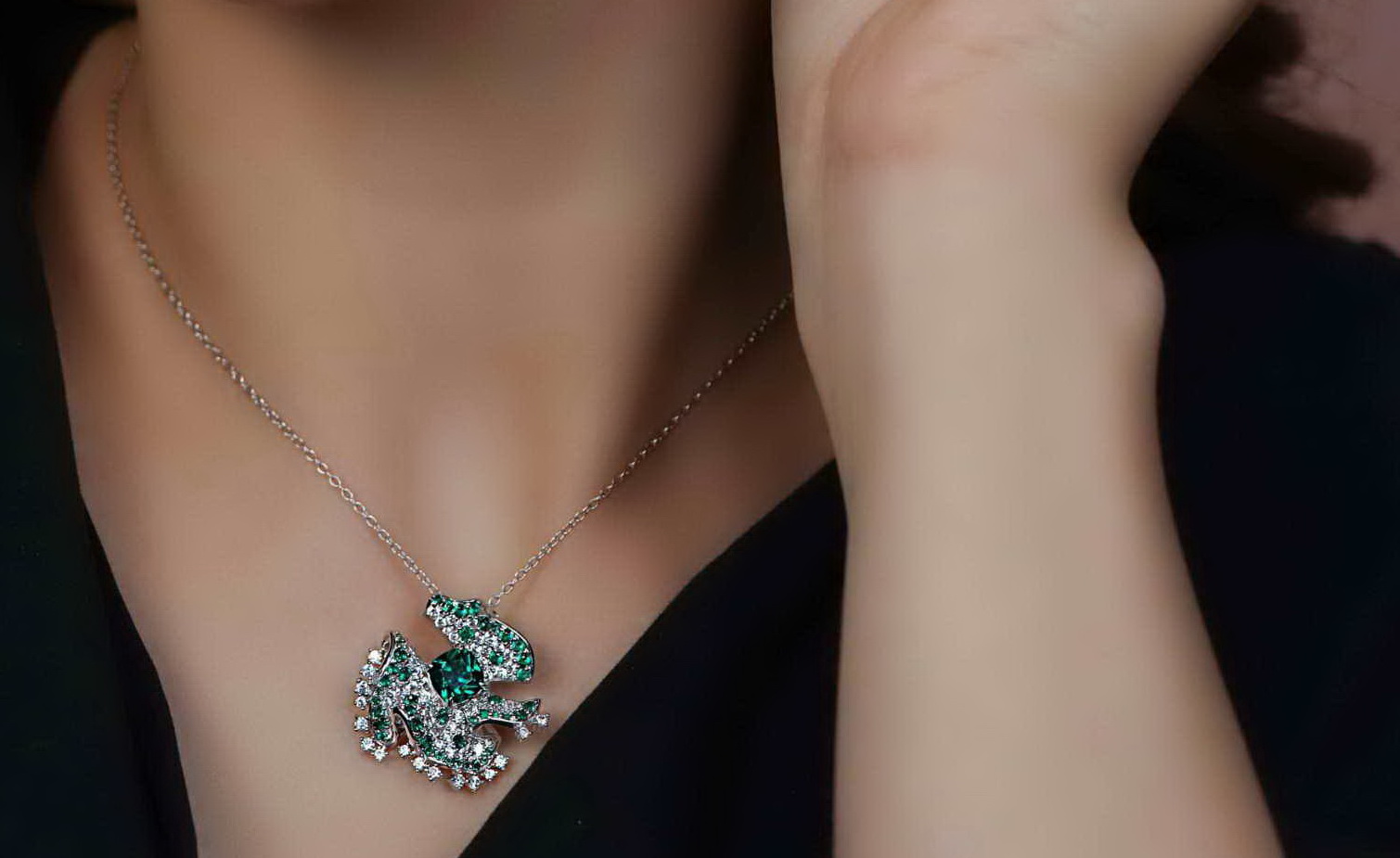 💍نیم ست جواهری بانگين های زمردی (گردنبند و گوشواره ) خاص و زیبا ، نقره عیار ۹۲۵( N_4393)