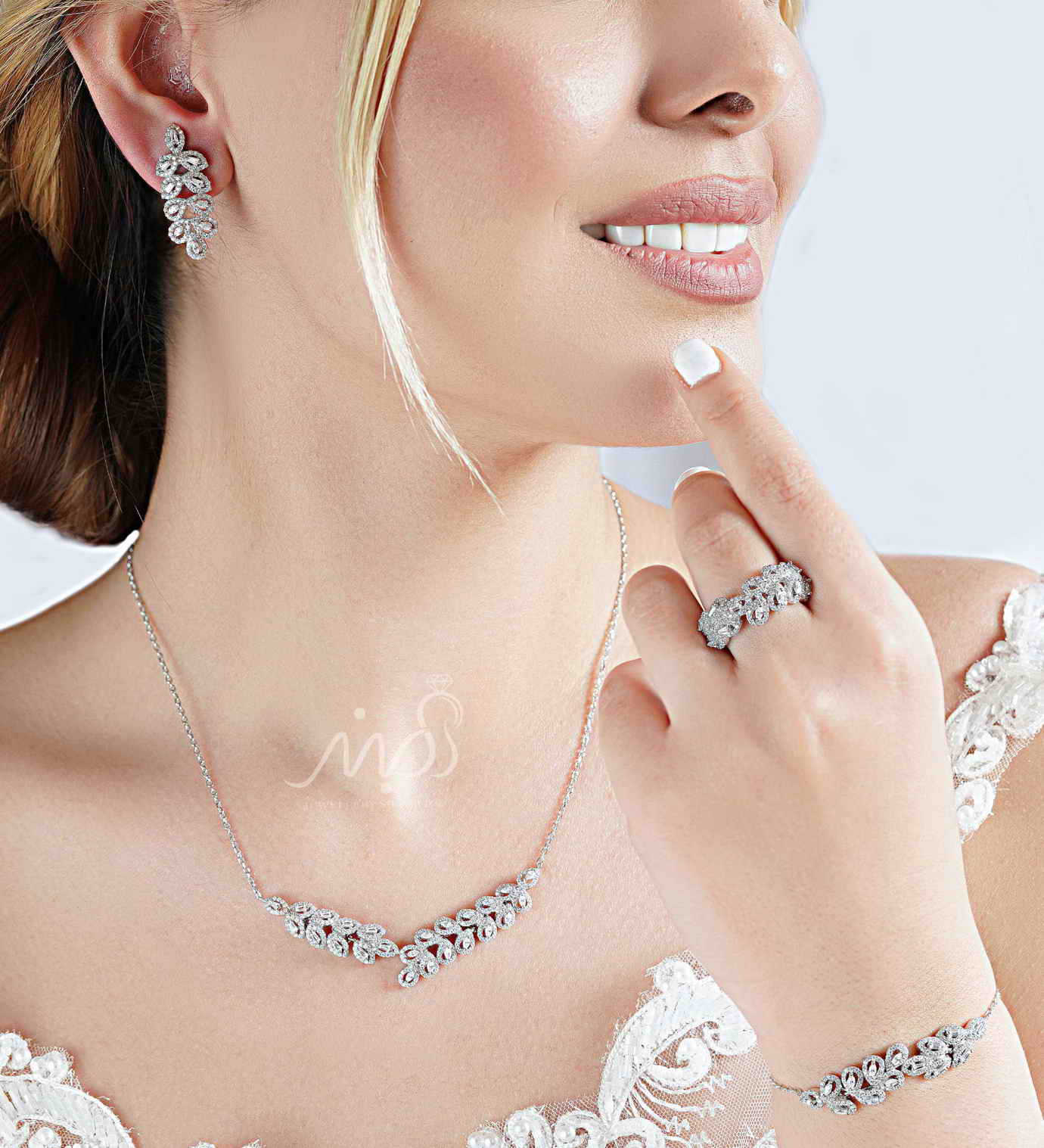 	💎سرویس جواهری زيبا (گردنبتد ، گوشواره دستبند) (S_6013)