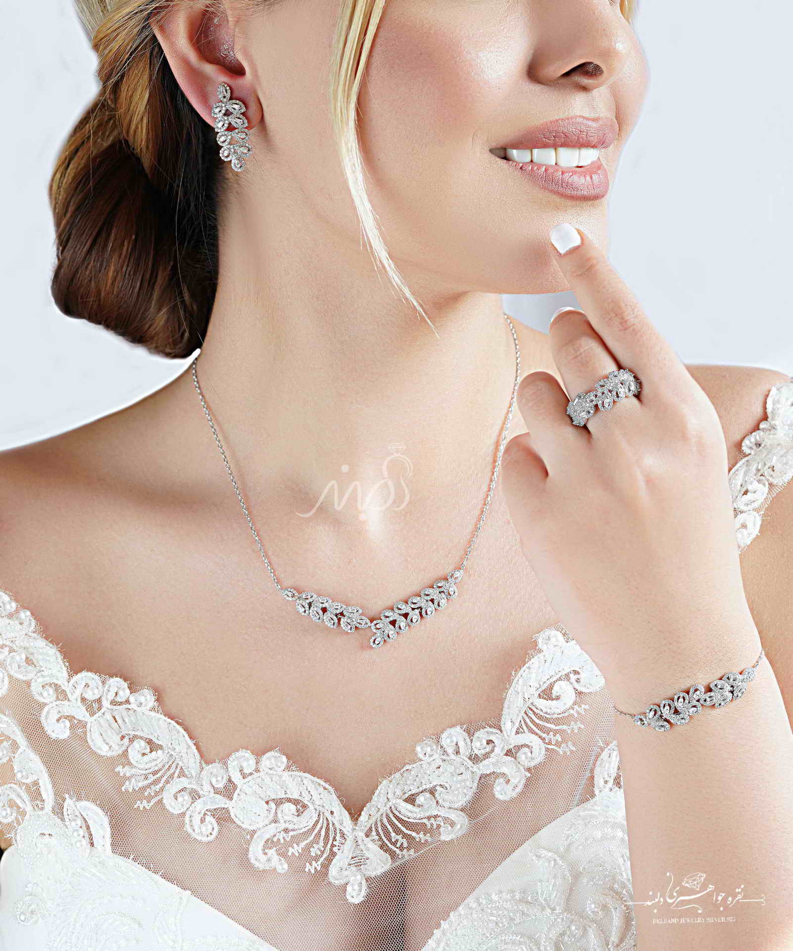 	💎سرویس جواهری زيبا (گردنبتد ، گوشواره دستبند) (S_6013)