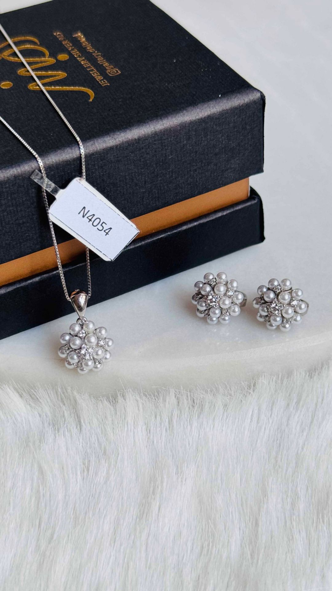 💍نیم ست جواهری ظریف و زیبا طرح گل و مروارید ؛طراحی ژورنالی جواهرات به روز ، نگین های زیرکونیا اتریشی ؛ نقره عیار ۹۲۵ با روکش طلا سفید‌‌‌‌‌‌‌ ‌‌	